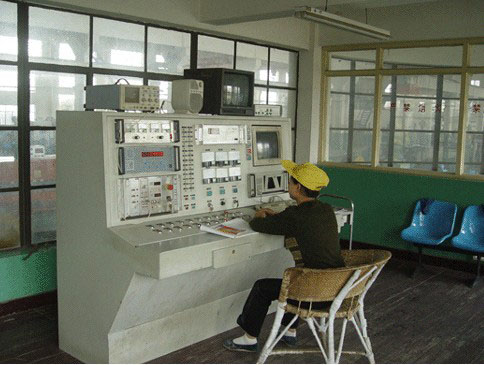 電子加速器控制室